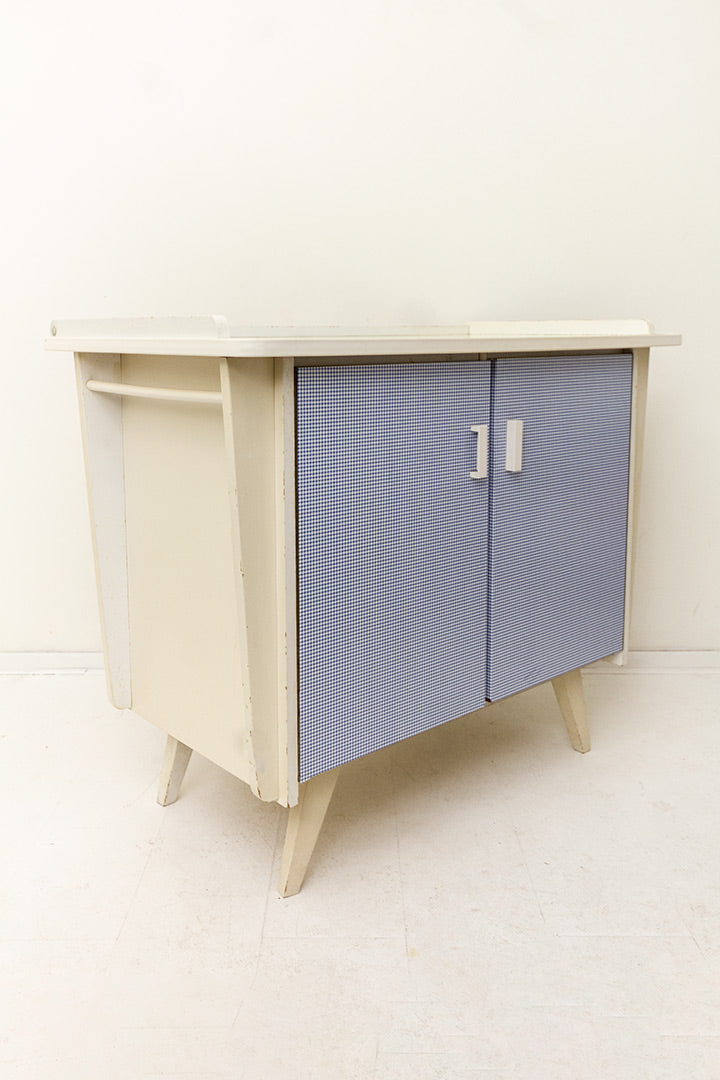 Witte vintage commode met lichtblauwe geruite deurtjes