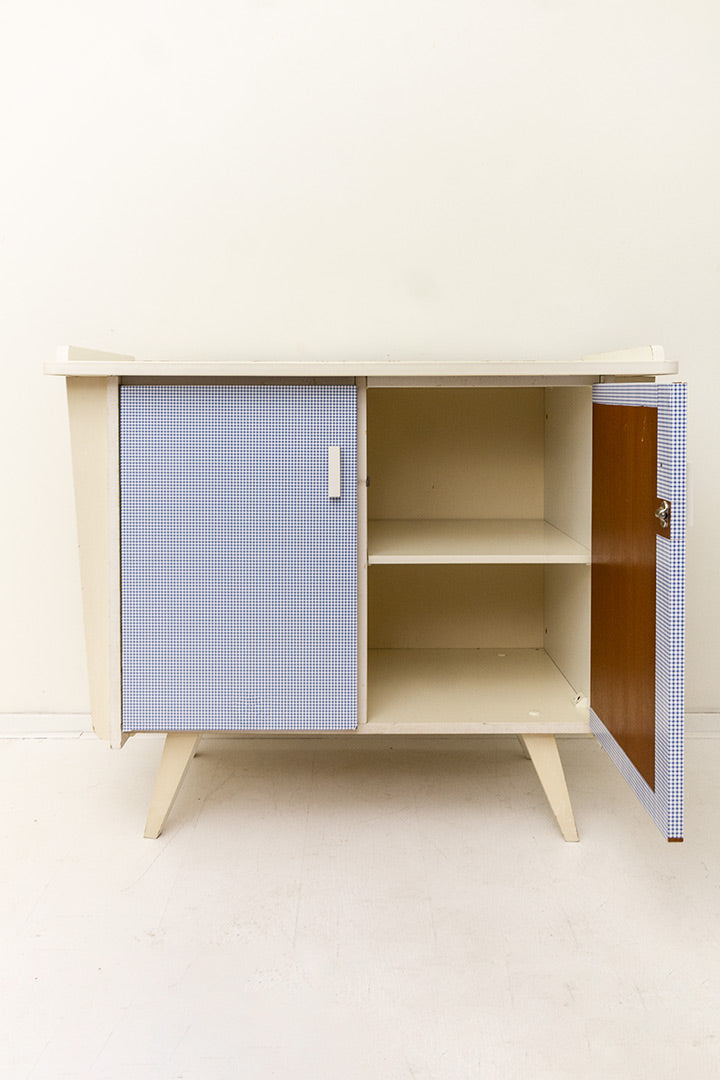 Witte vintage commode met lichtblauwe geruite deurtjes