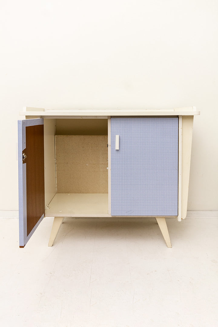 Witte vintage commode met lichtblauwe geruite deurtjes