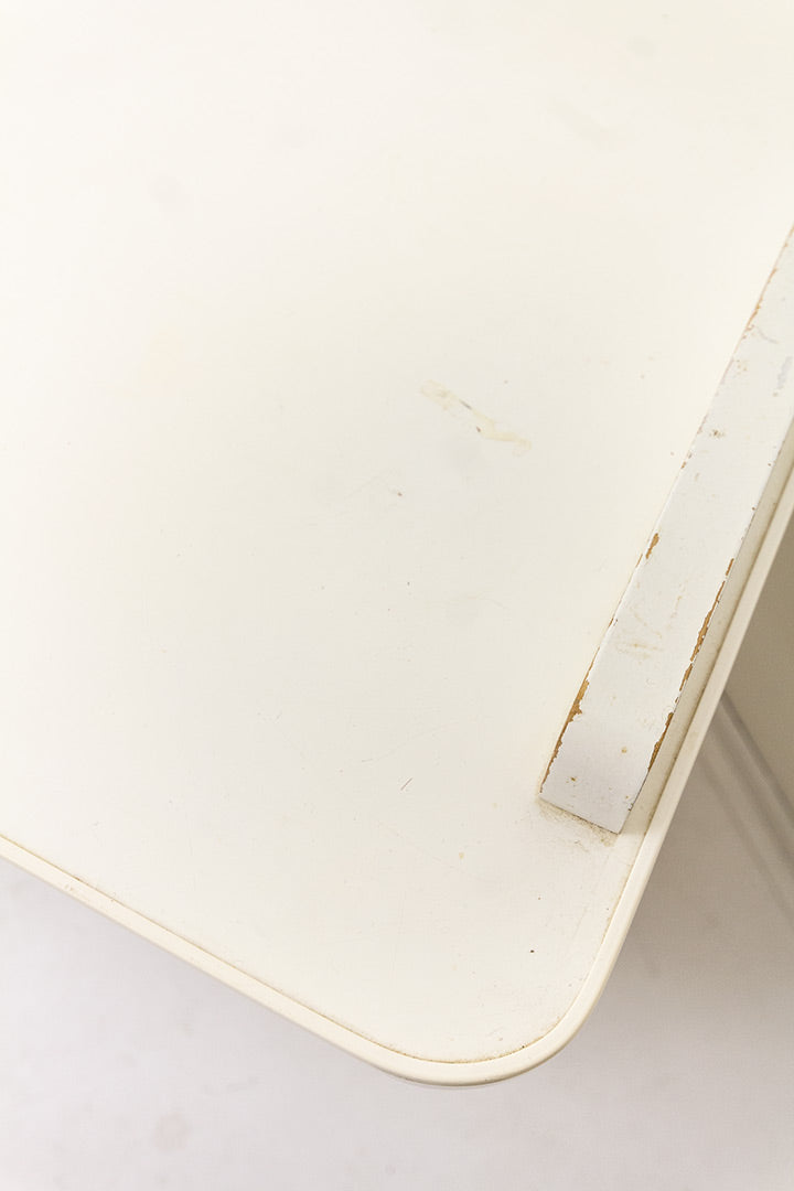Witte vintage commode met lichtblauwe geruite deurtjes