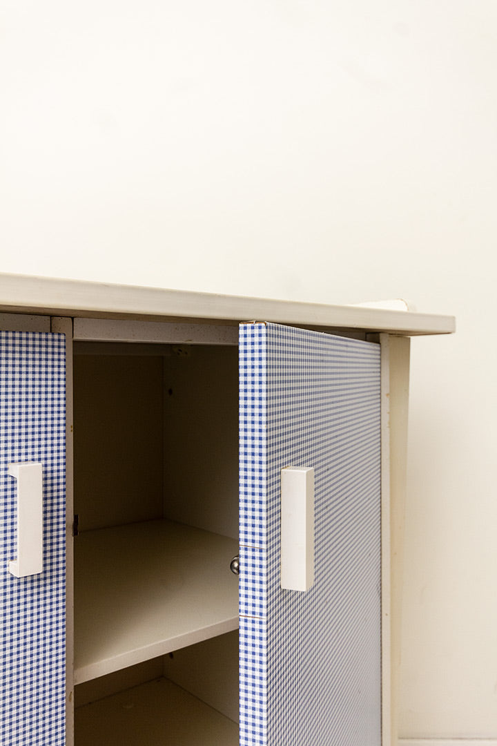 Witte vintage commode met lichtblauwe geruite deurtjes