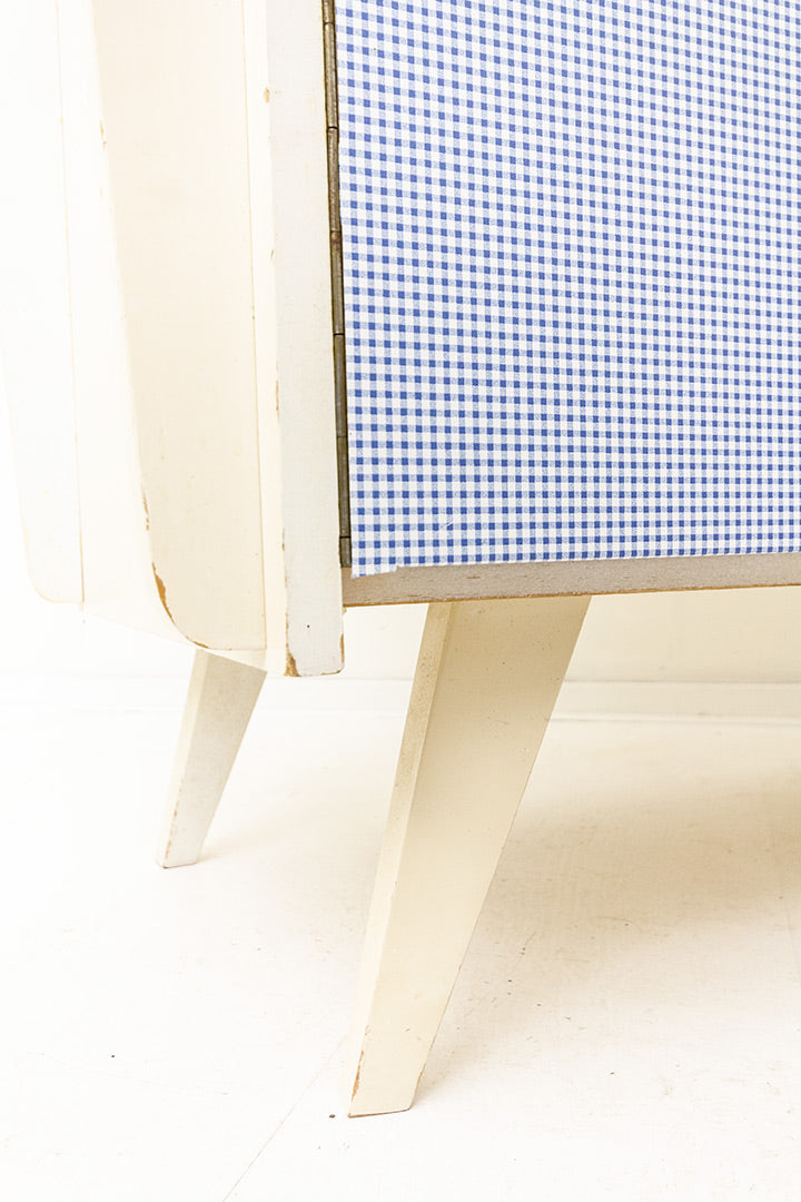 Witte vintage commode met lichtblauwe geruite deurtjes