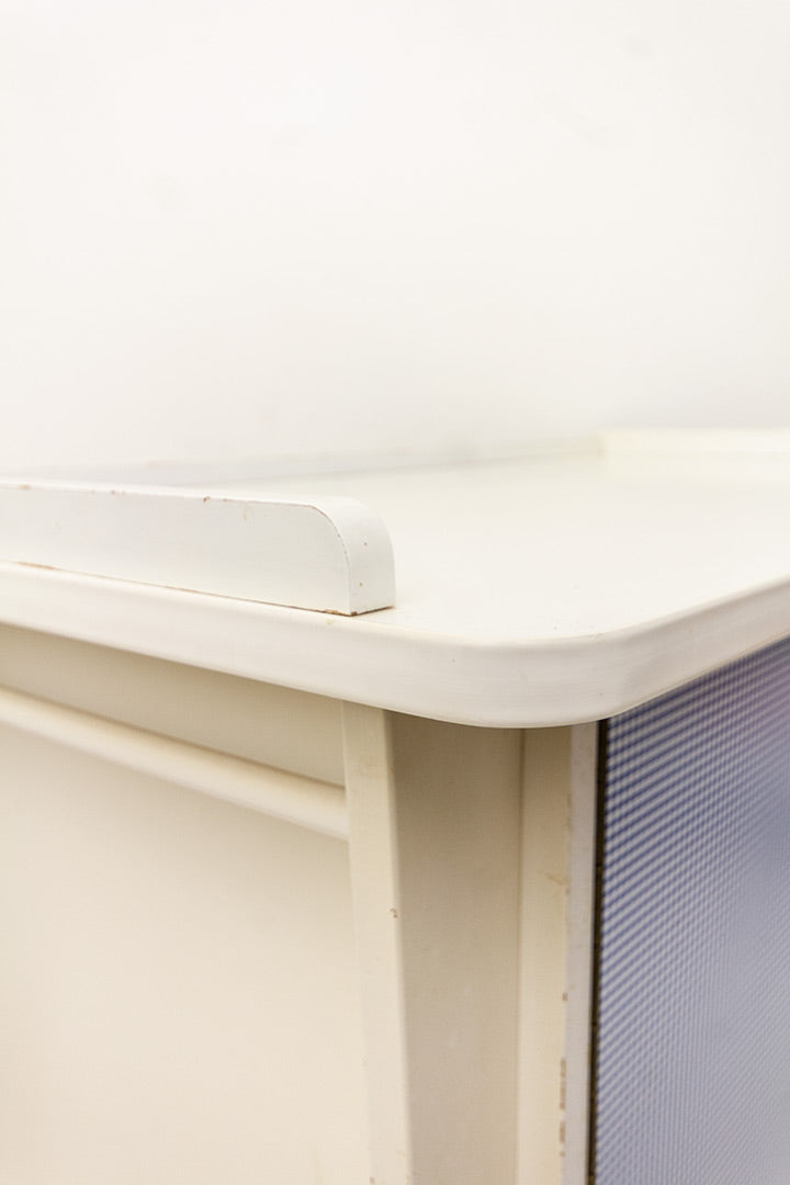Witte vintage commode met lichtblauwe geruite deurtjes