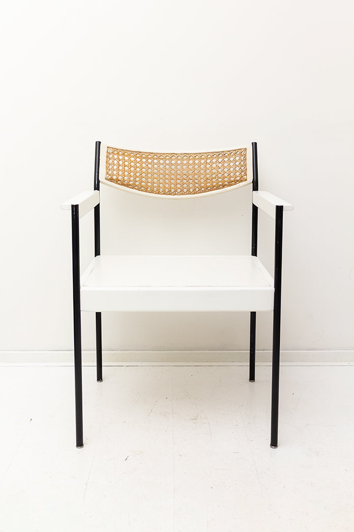 Witte vintage fauteuil met webbing en zwarte poten