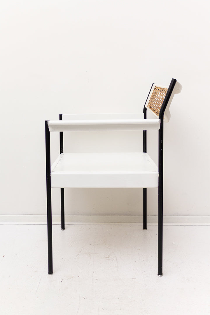 Witte vintage fauteuil met webbing en zwarte poten