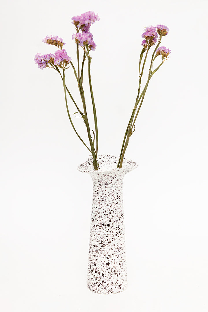Witte vintage vaas met zwarte spikkels jaren 90