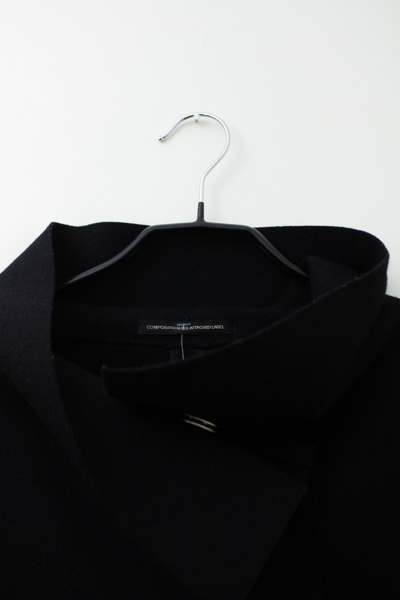 Y’s Yohji Yamamoto FW08 wollen jas met sculpturaal detail