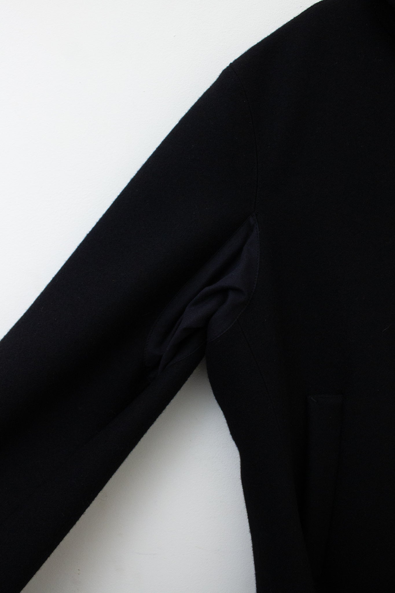 Y’s Yohji Yamamoto FW08 wollen jas met sculpturaal detail