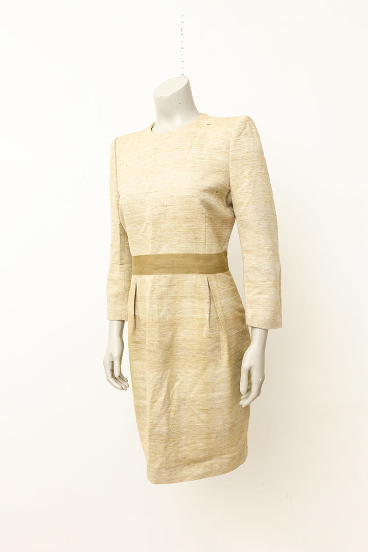 Zandkleurige jurk met tailleband en lange mouwen By Malene Birger