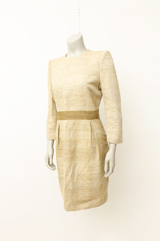 Zandkleurige jurk met tailleband en lange mouwen By Malene Birger
