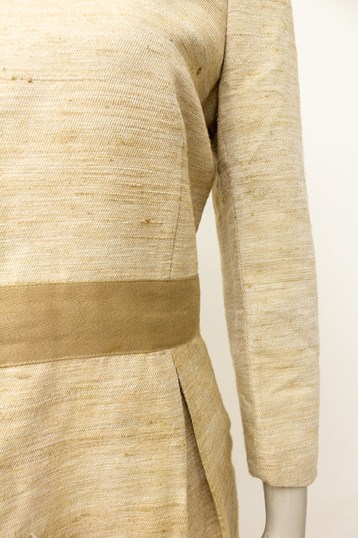 Zandkleurige jurk met tailleband en lange mouwen By Malene Birger