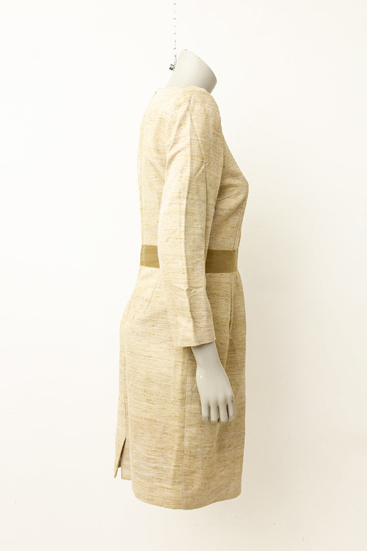Zandkleurige jurk met tailleband en lange mouwen By Malene Birger