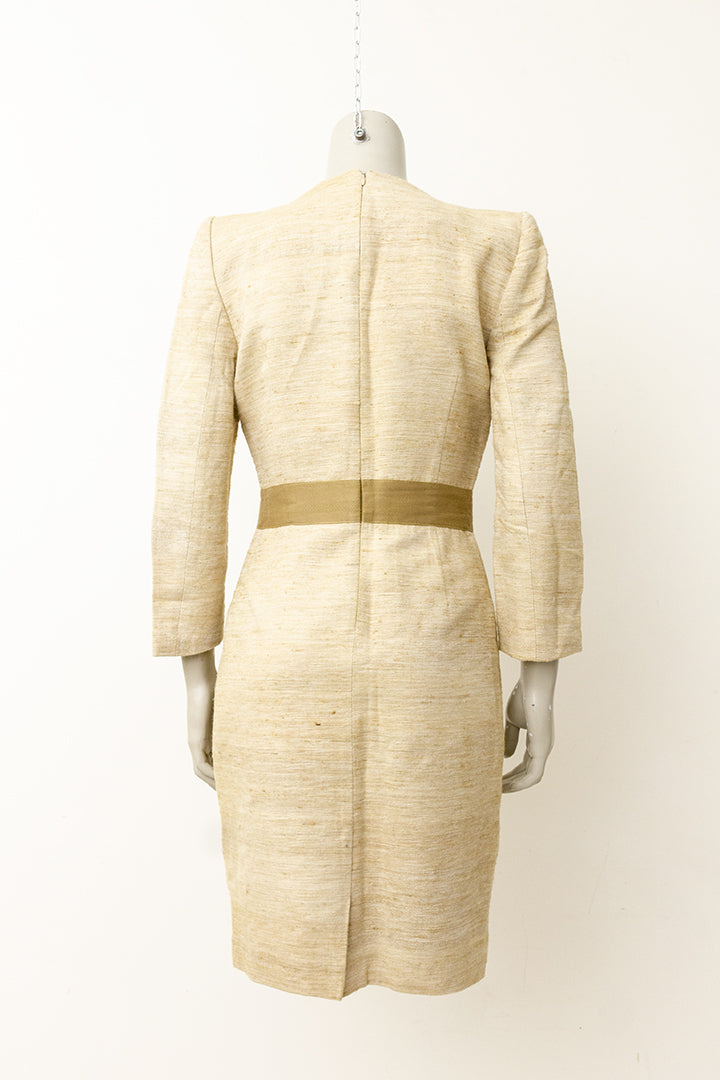 Zandkleurige jurk met tailleband en lange mouwen By Malene Birger