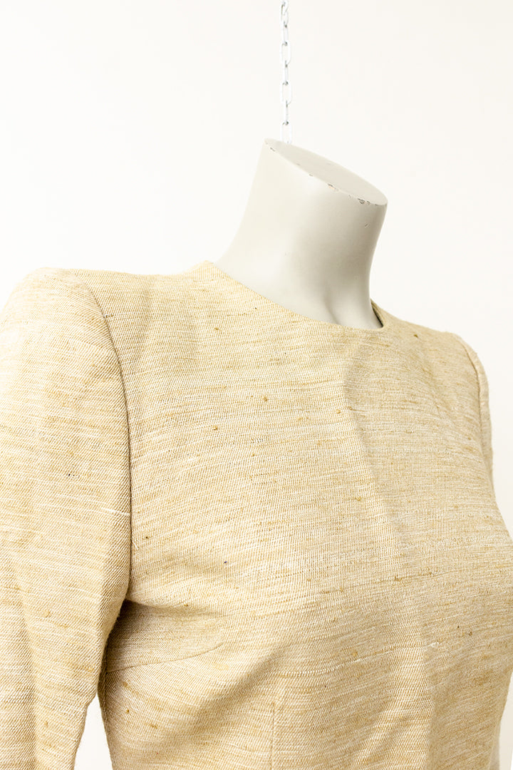 Zandkleurige jurk met tailleband en lange mouwen By Malene Birger