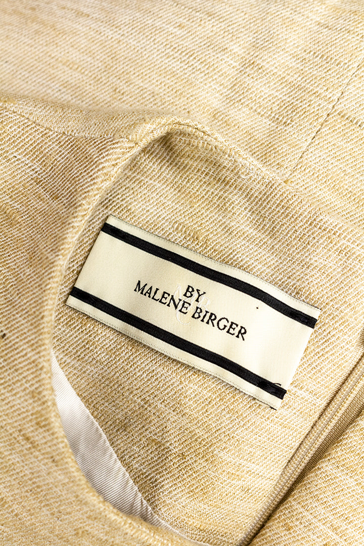 Zandkleurige jurk met tailleband en lange mouwen By Malene Birger