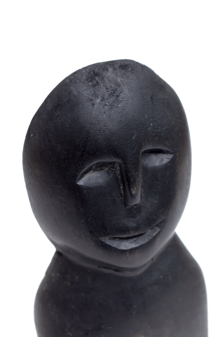 Zwart houten masker met benen Kenia