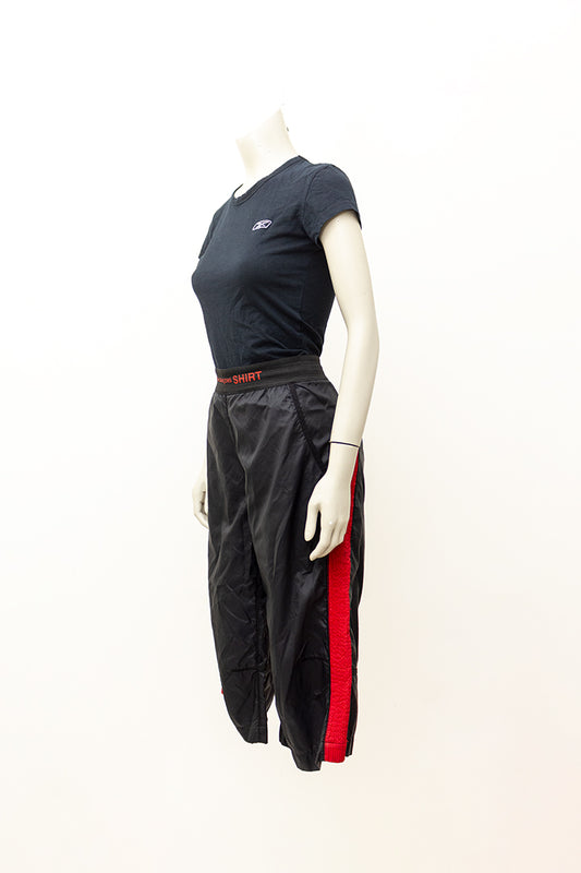 Zwarte heren shorts/driekwart broek met rode biezen uit de SHIRT lijn Comme des Garçons