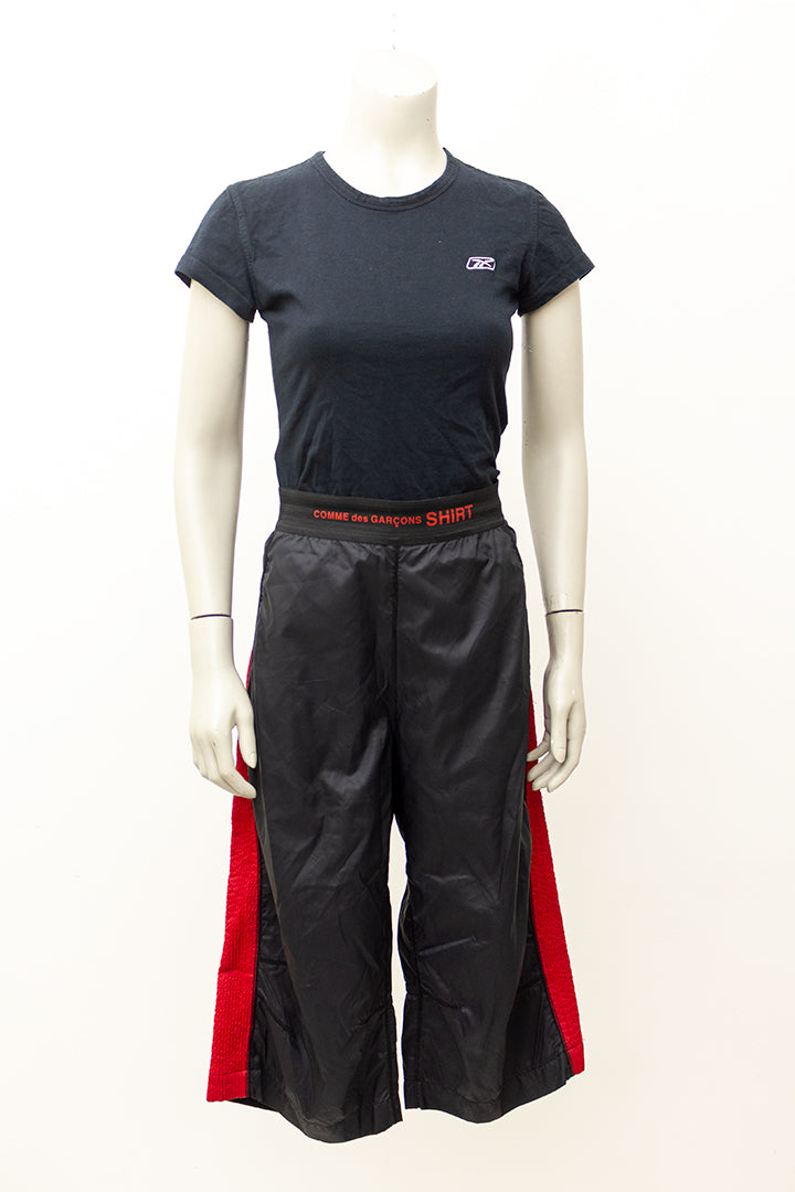 Zwarte heren shorts/driekwart broek met rode biezen uit de SHIRT lijn Comme des Garçons