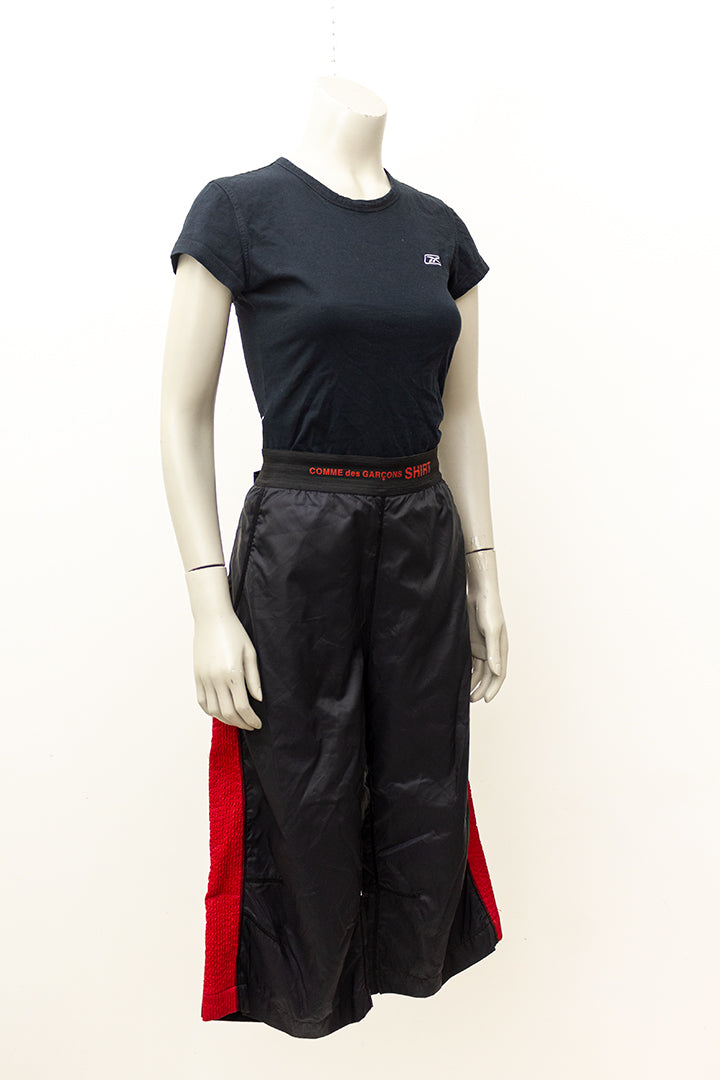 Zwarte heren shorts/driekwart broek met rode biezen uit de SHIRT lijn Comme des Garçons