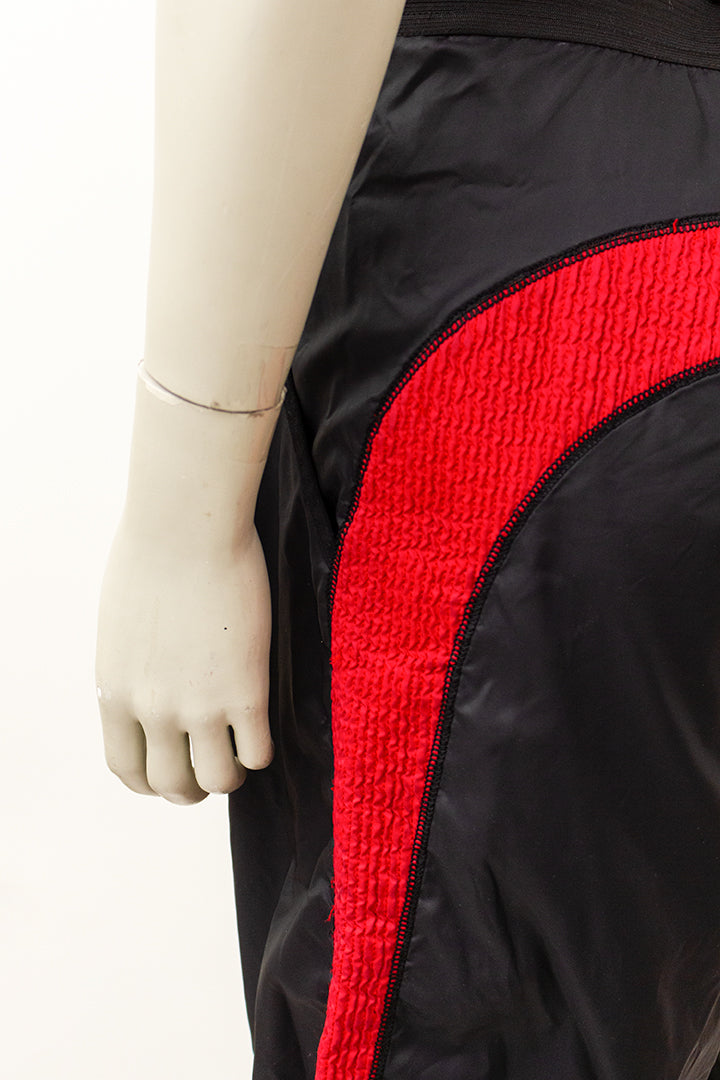 Zwarte heren shorts/driekwart broek met rode biezen uit de SHIRT lijn Comme des Garçons
