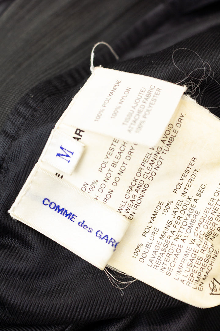 Zwarte heren shorts/driekwart broek met rode biezen uit de SHIRT lijn Comme des Garçons