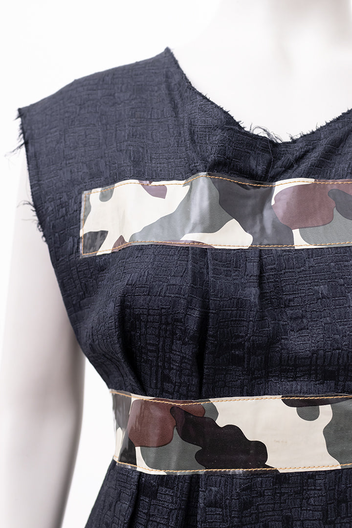 Zwarte jurk Comme des Garçons 2000 met camouflageprint en plastic bies