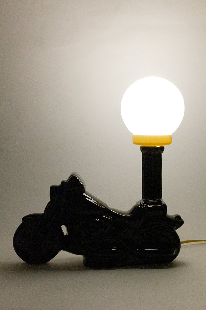 Zwarte motor lamp van keramieken met glazen bol jaren 80