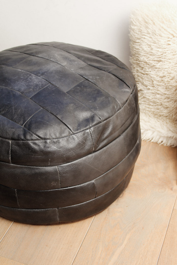 Zwarte zachte ronde vintage leren poef
