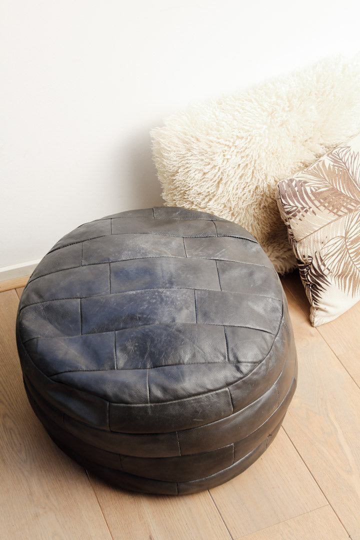 Zwarte zachte ronde vintage leren poef