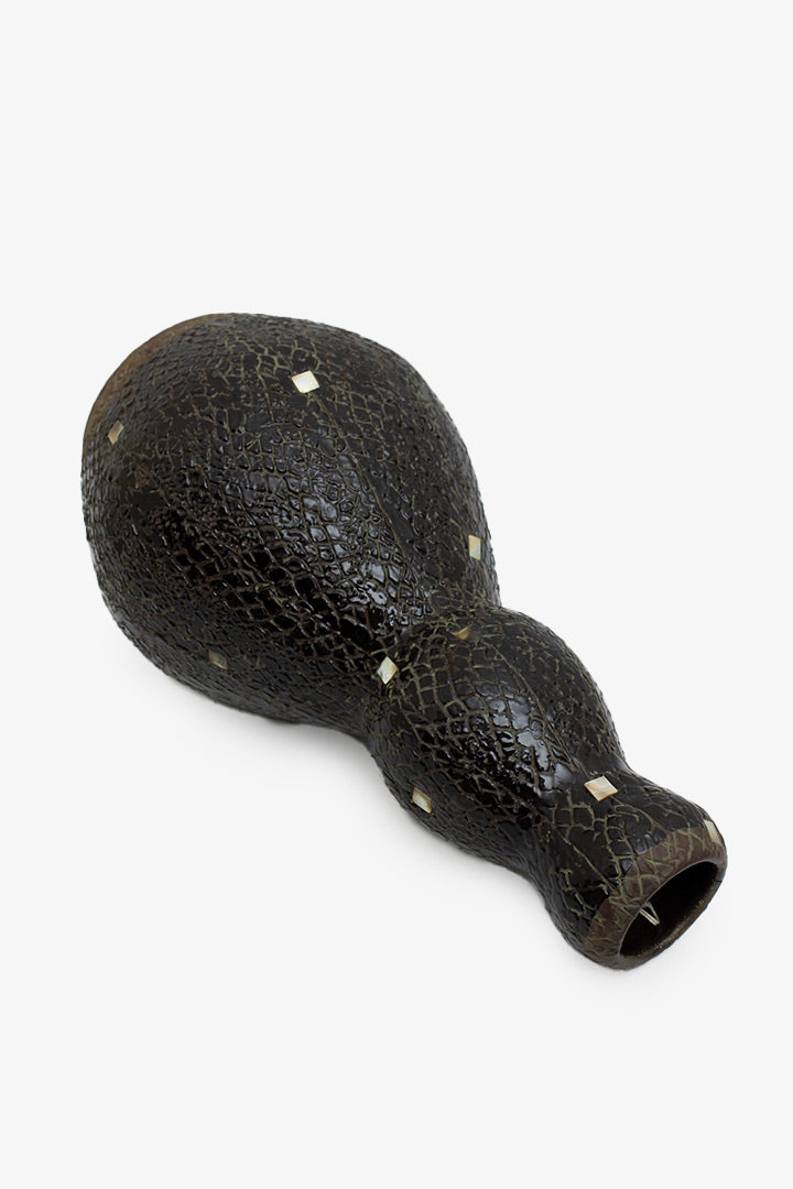 Zwarte sgraffito Aboriginal / Australische keramieken vaas met parelmoer