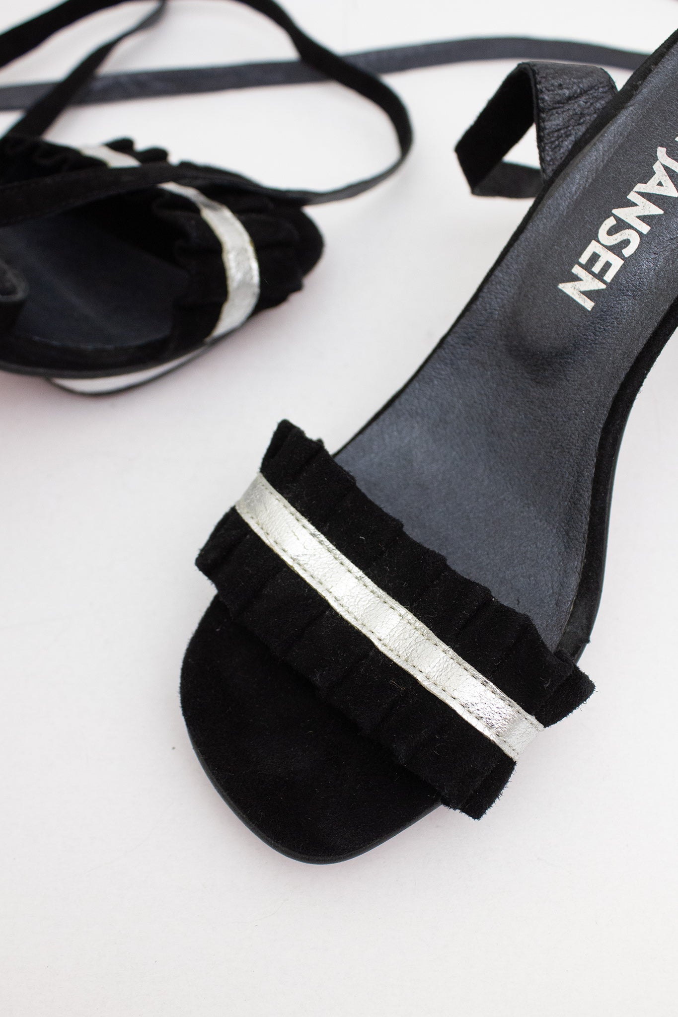 Zwarte suède Jan Jansen sandaal hakken met strikbandjes 