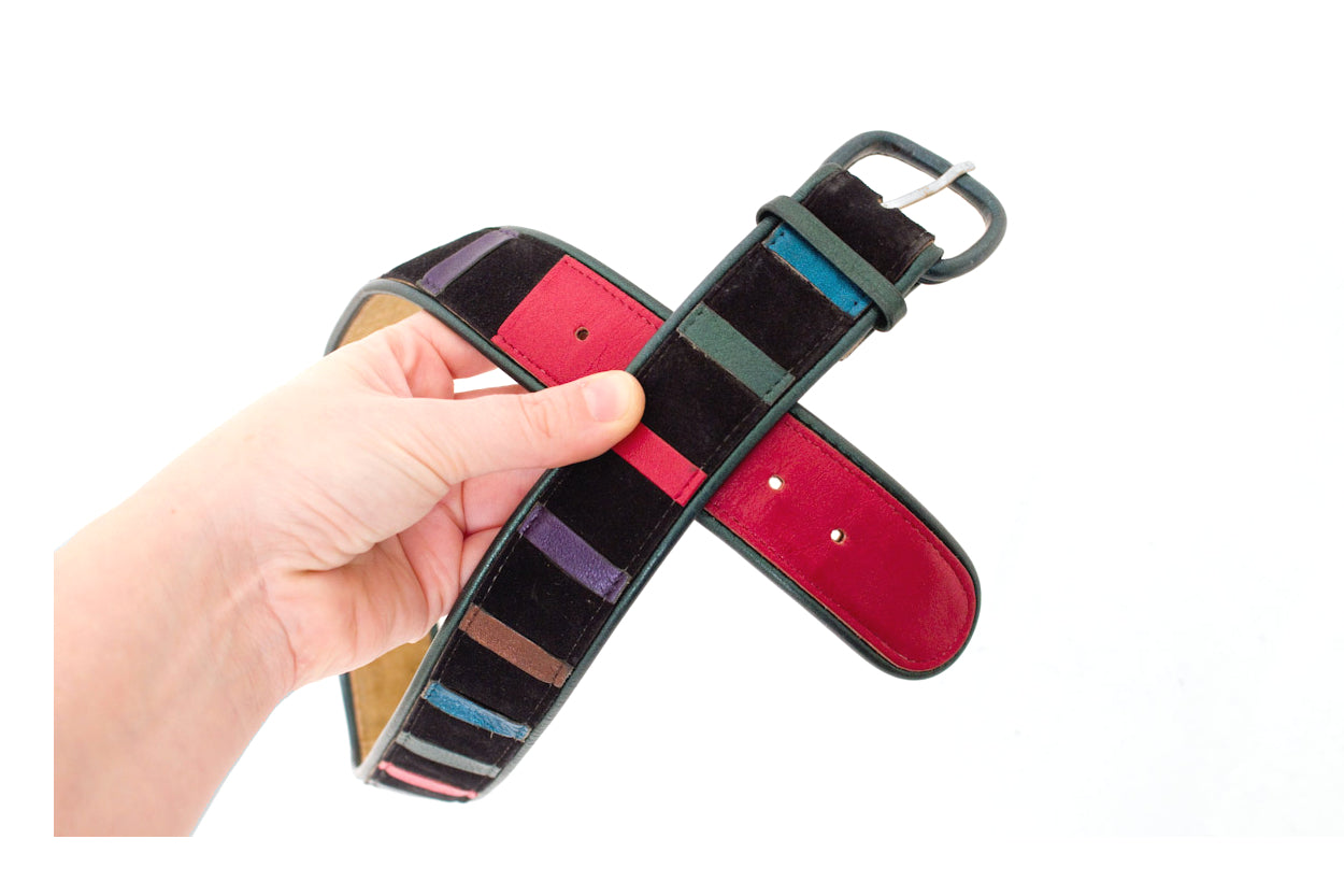 Zwarte suède riem met gekleurde metallic leren strepen jaren 80