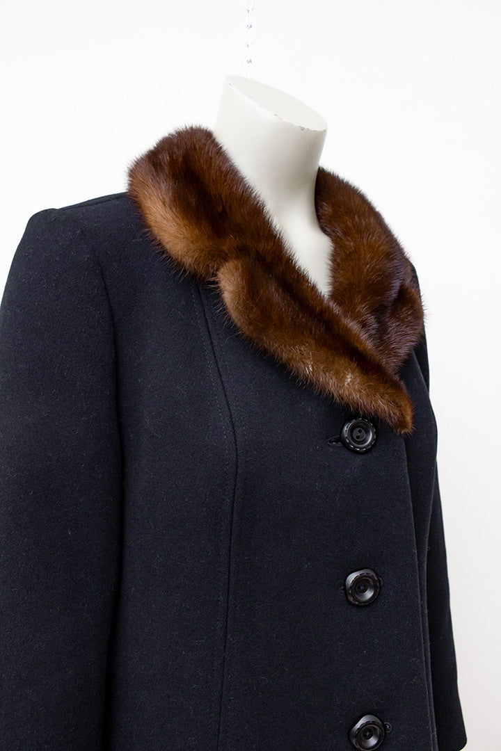 Zwarte vintage jas met bruine bontkraag jaren 60