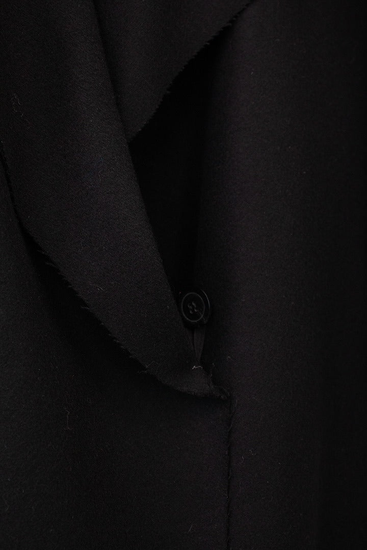 Zwarte wollen Dries van Noten jas knoopjes detail