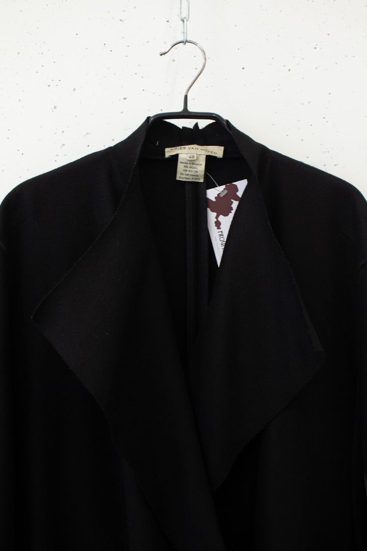 Zwarte wollen Dries van Noten jas knoopjes detail