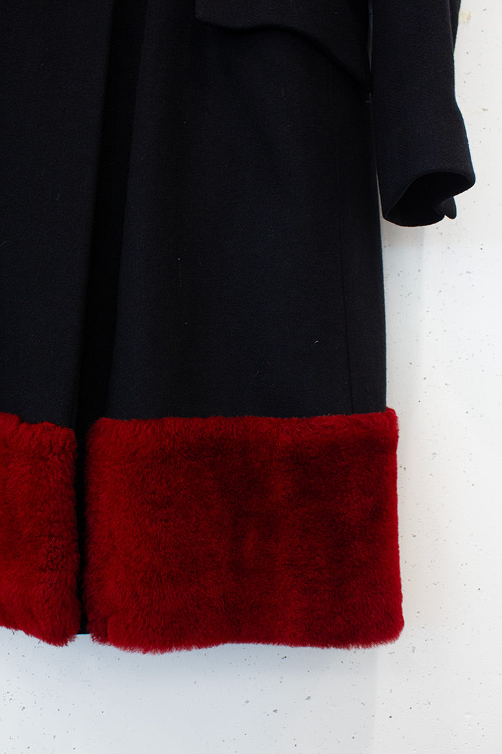 Zwarte wollen Dries van Noten jas met rode faux fur