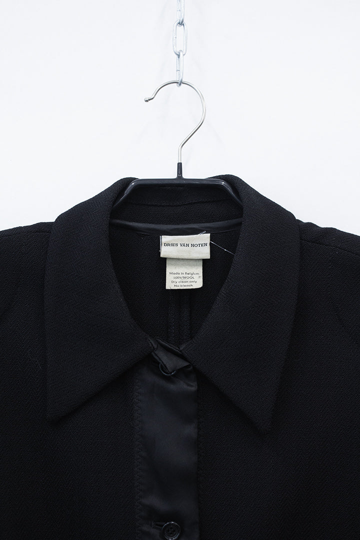 Zwarte wollen Dries van Noten jasje met knopen en satijnen band