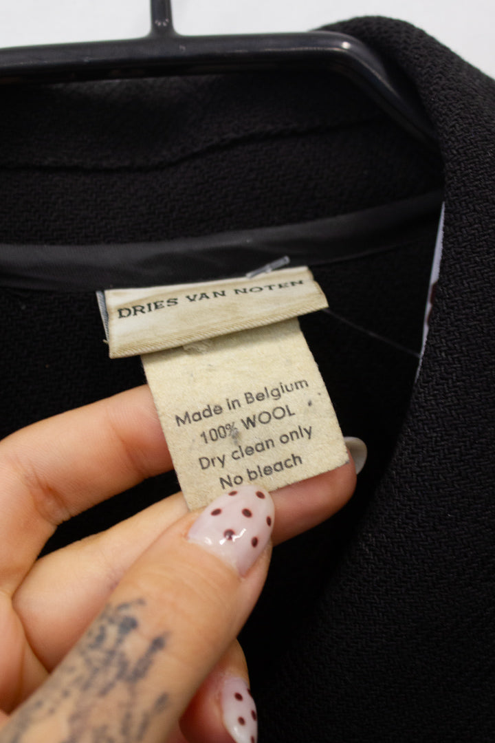 Zwarte wollen Dries van Noten jasje met knopen en satijnen band