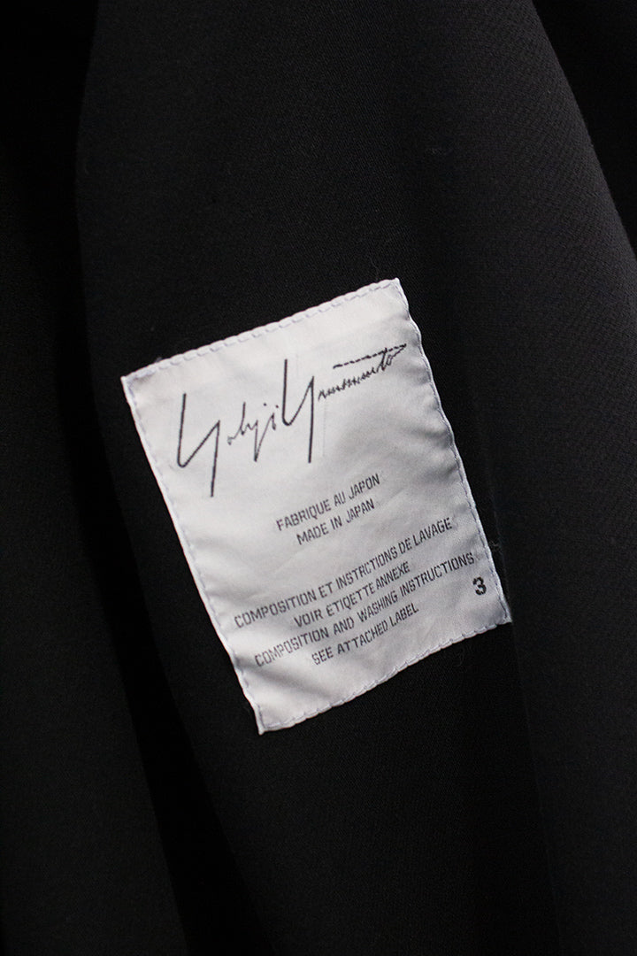 Zwarte wollen gebreide Yohji Yamamoto jas met vleermuis vleugels kraag 