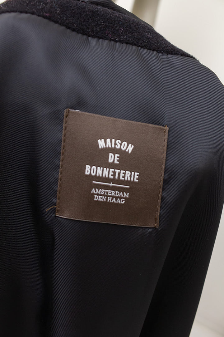 Zwarte wollen winterjas met brede revers Maison de Bonneterie