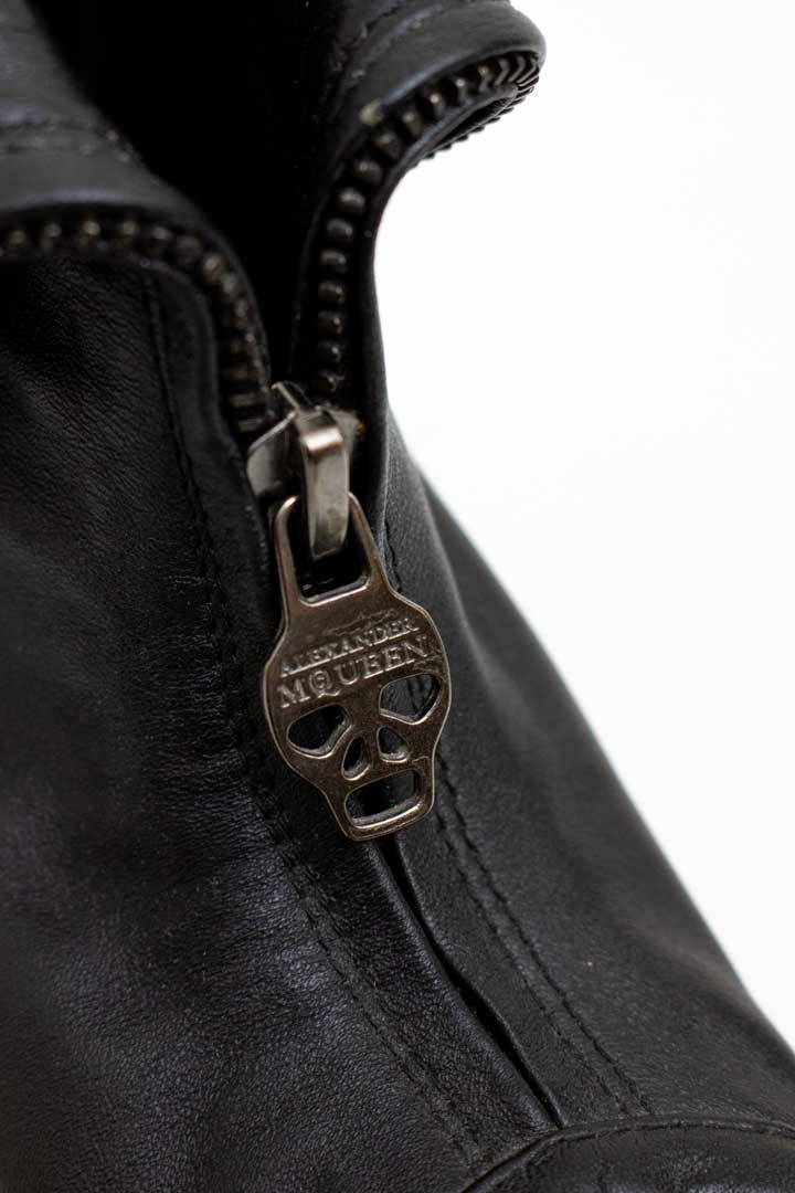 Zwarte leren Alexander McQueen motorcycle jacket pumps
