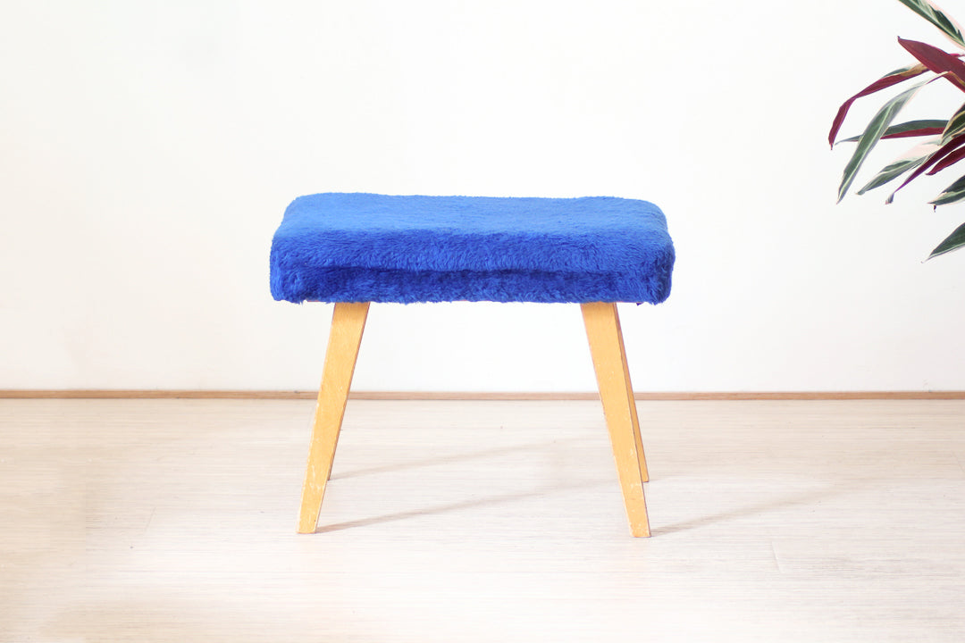 Blauw harig vintage voetenbankje / trapje