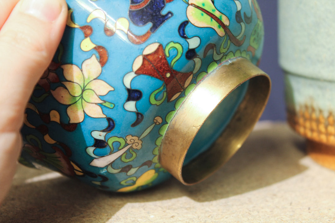 Blauw geëmailleerd cloisonné schaaltje van messing