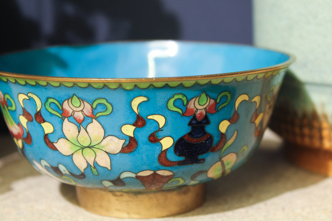 Blauw geëmailleerd cloisonné schaaltje van messing