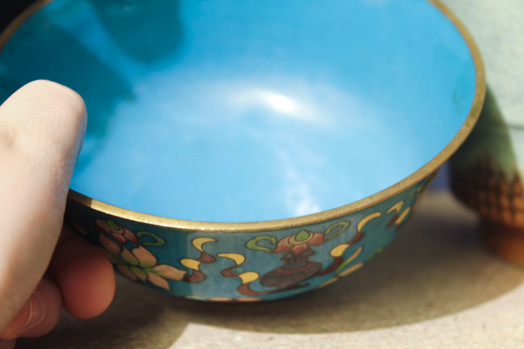 Blauw geëmailleerd cloisonné schaaltje van messing