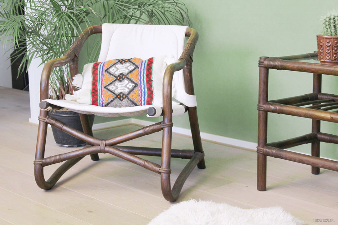 Rotan stoel en bijzettafel
