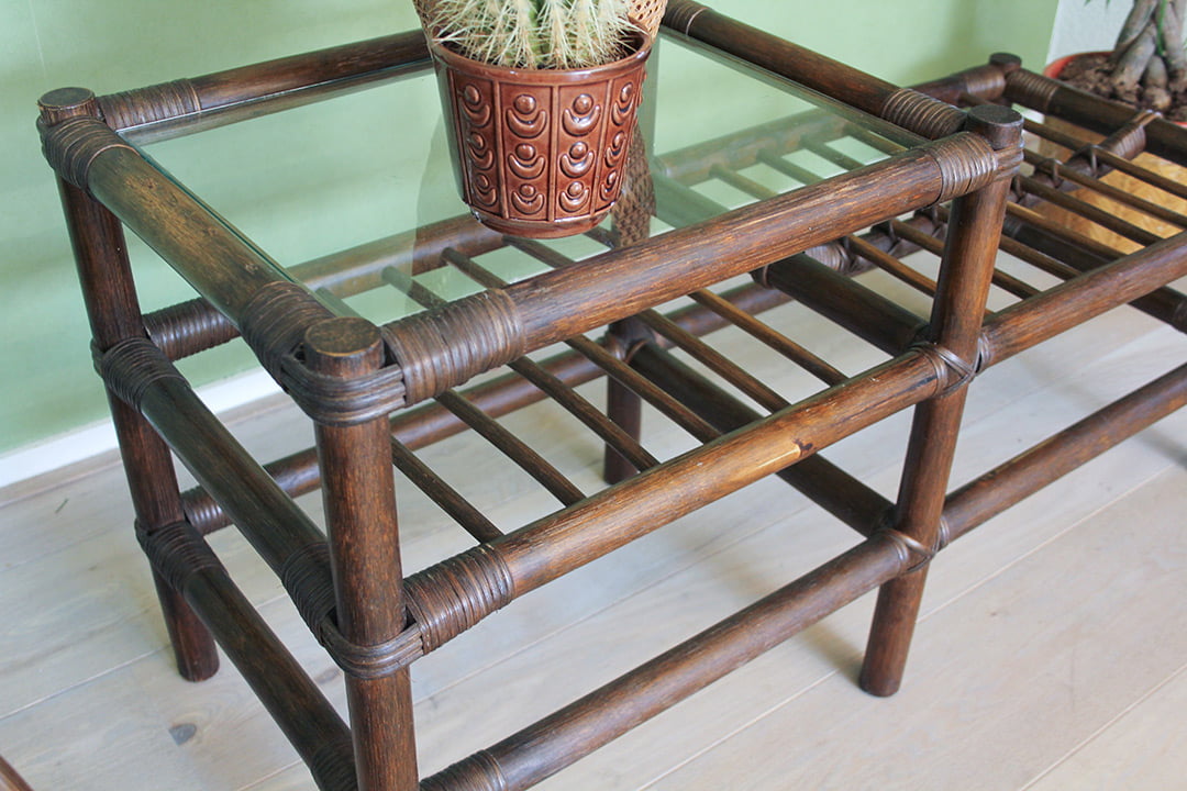 Rotan stoel en bijzettafel