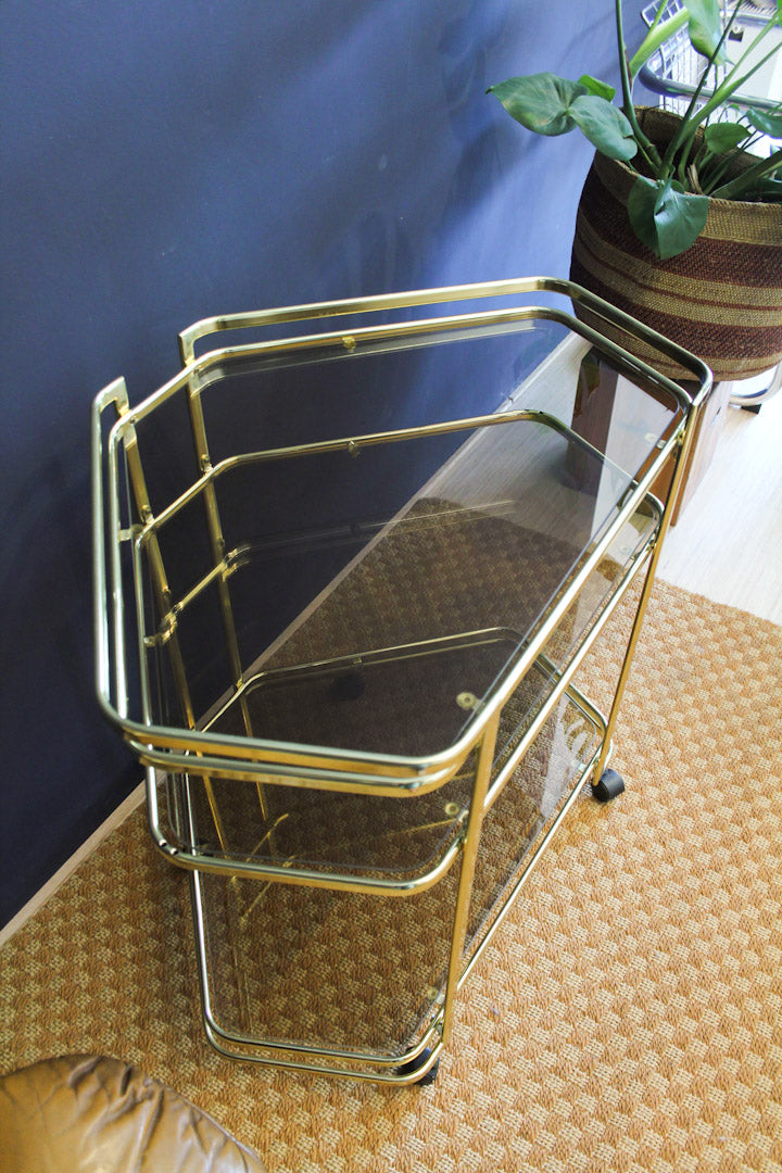 Goudkleurig Hollywood Regency hoektafeltje / serveerwagen