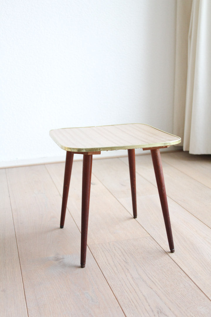 Houten plantentafeltje met formica fineer