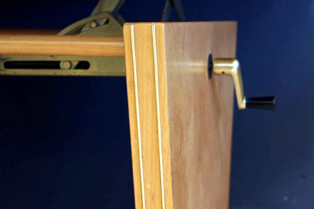 In hoogte verstelbare tafel